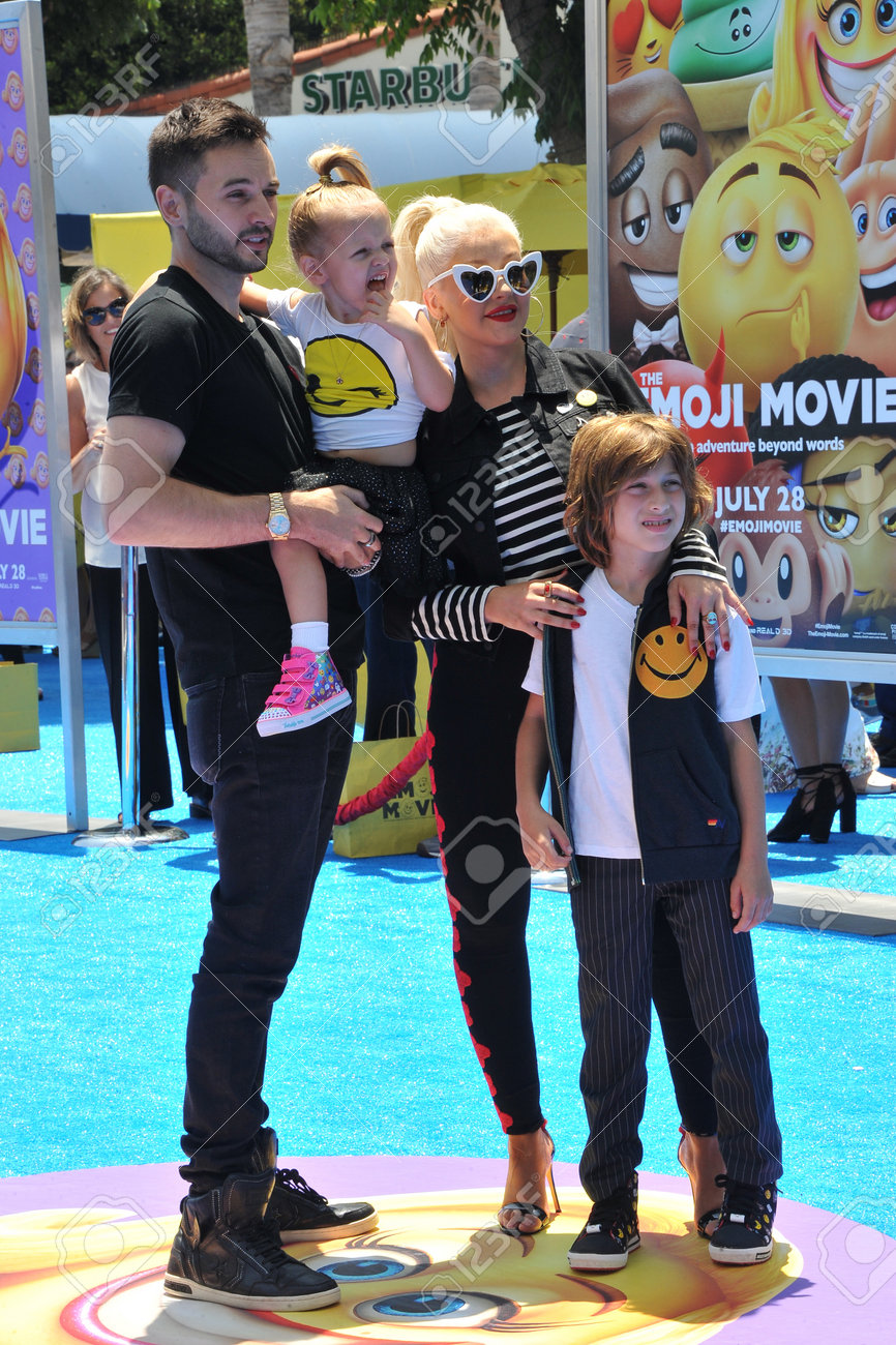 クリスティーナ アギレラとカリフォルニア州ロサンゼルスでマシュー Rutler 絵文字映画 17 年 7 月 23 日にウェストウッド アメリカのリージェンシー劇場で開催のプリミアします の写真素材 画像素材 Image 2689