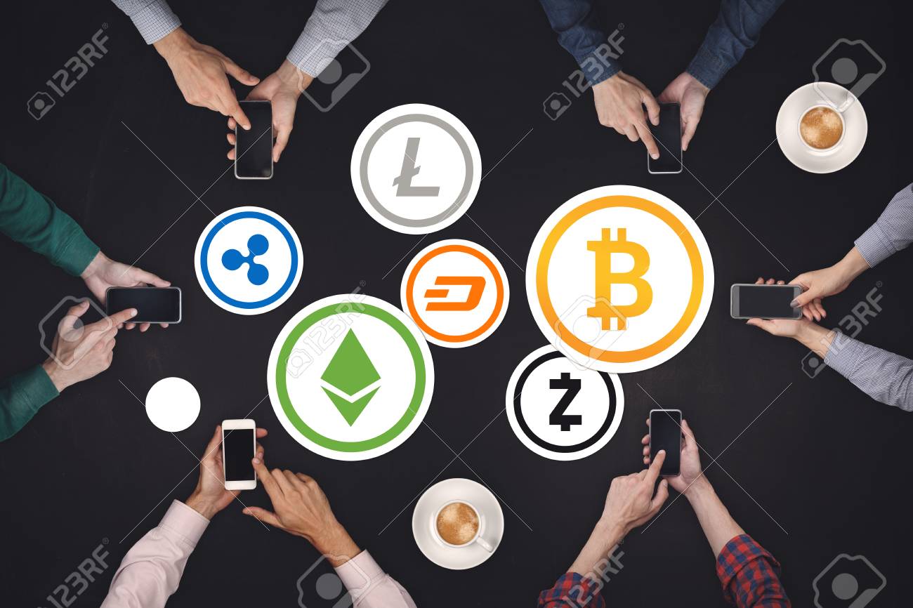 チームワークのコンセプト 黒い背景に暗号通貨アイコンコンセプトトップビューを働く6人のクリエイティブな人々 ビットコイン イーザリアム リップル ダッシュ ライトコイン ズキャッシュ の写真素材 画像素材 Image