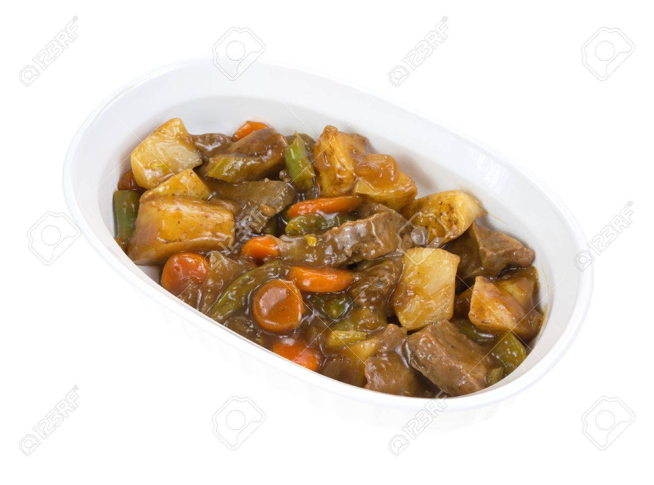 Un Plat De Cuisson Avec Une Portion De Pommes De Terre De Boeuf Haricots Verts Carottes Rôties Oignons Et Le Céleri Sur Un Fond Blanc