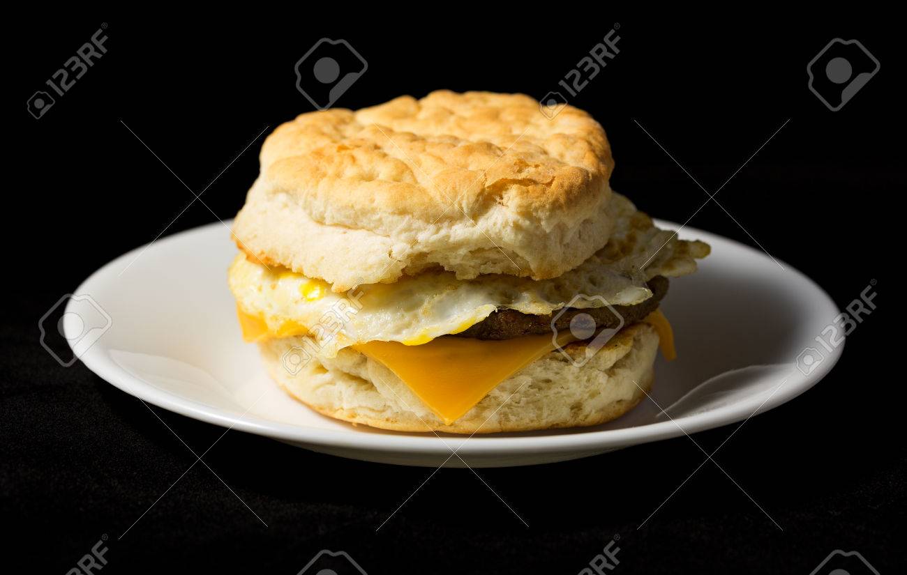 Eine Wurst Ei Und Kase Fruhstuck Sandwich Keks Auf Einem Weissen Teller Auf Einem Schwarzen Stoff Hintergrund Lizenzfreie Fotos Bilder Und Stock Fotografie Image 43011823