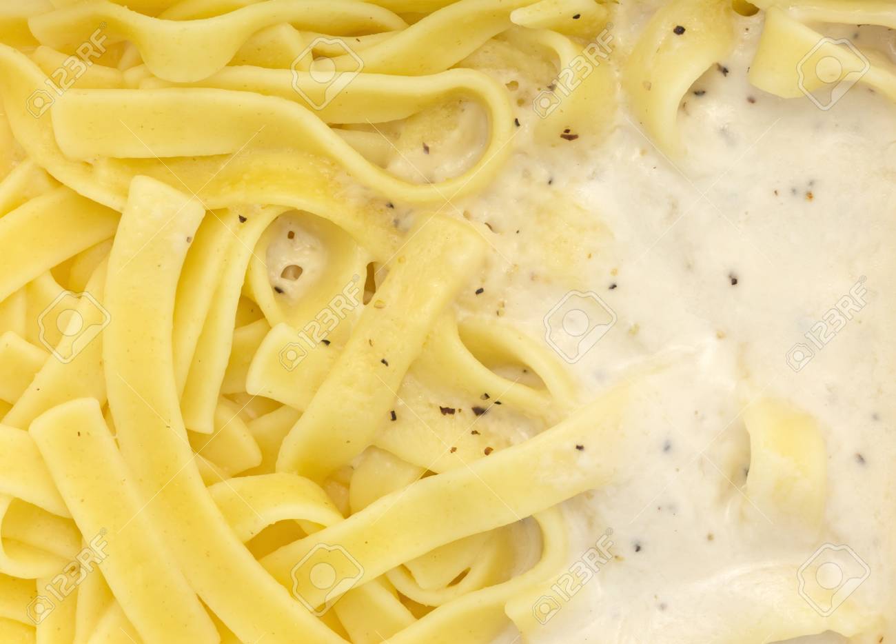 電子レンジでフェットチーネ アルフレド ソース側と頂上にテレビ ディナーの緊密なビューをトップの麺 の写真素材 画像素材 Image 電子レンジでフェットチーネ アルフレド ソース側と頂上にテレビ ディナーの緊密なビューをトップの麺 の写真素材 画像素材 Image