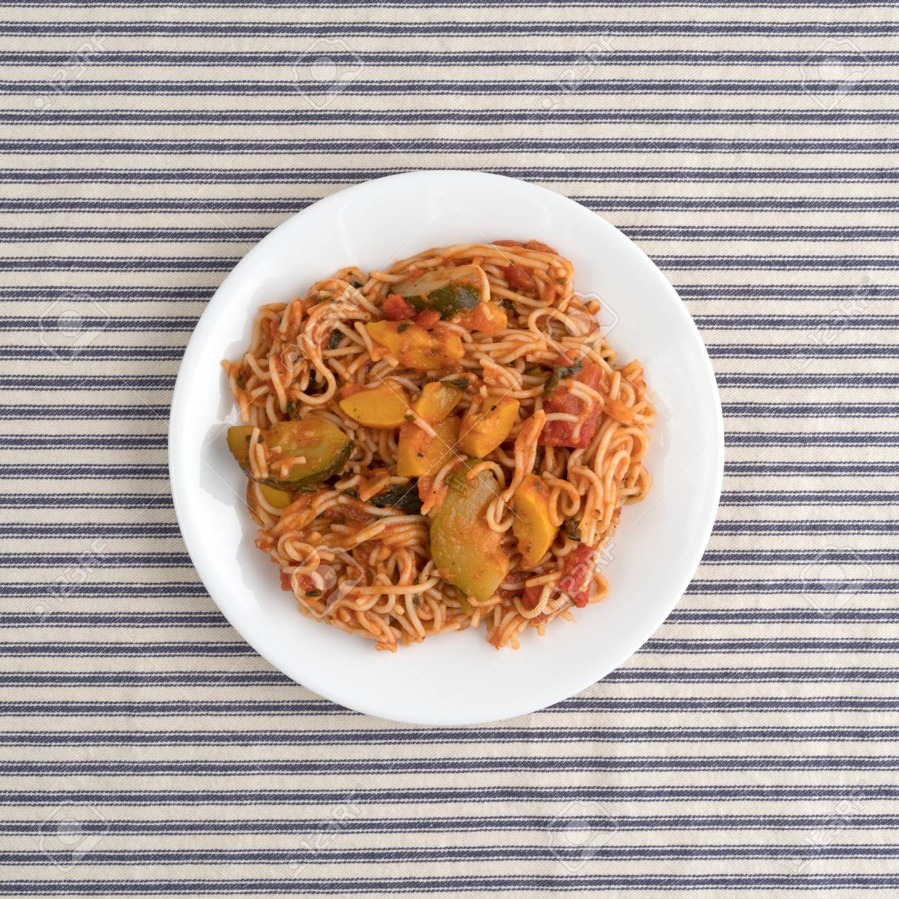 Vue De Dessus Des Pates De Cheveux D Ange Avec Des Courgettes Et