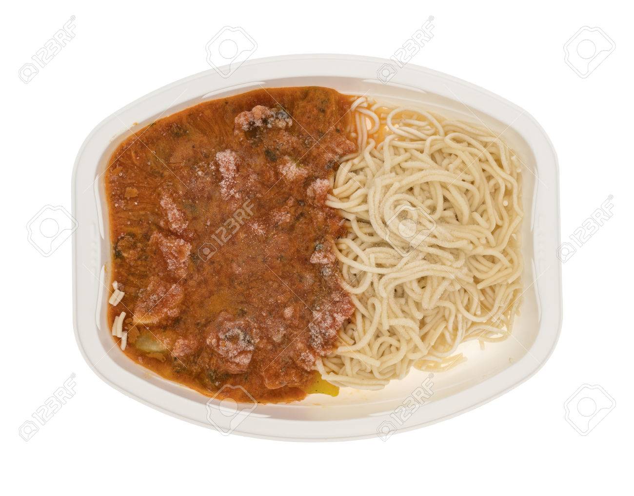 ズッキーニと白背景の電子レンジ トレイにほうれん草のエンジェルヘア パスタの冷凍テレビ ディナー の写真素材 画像素材 Image