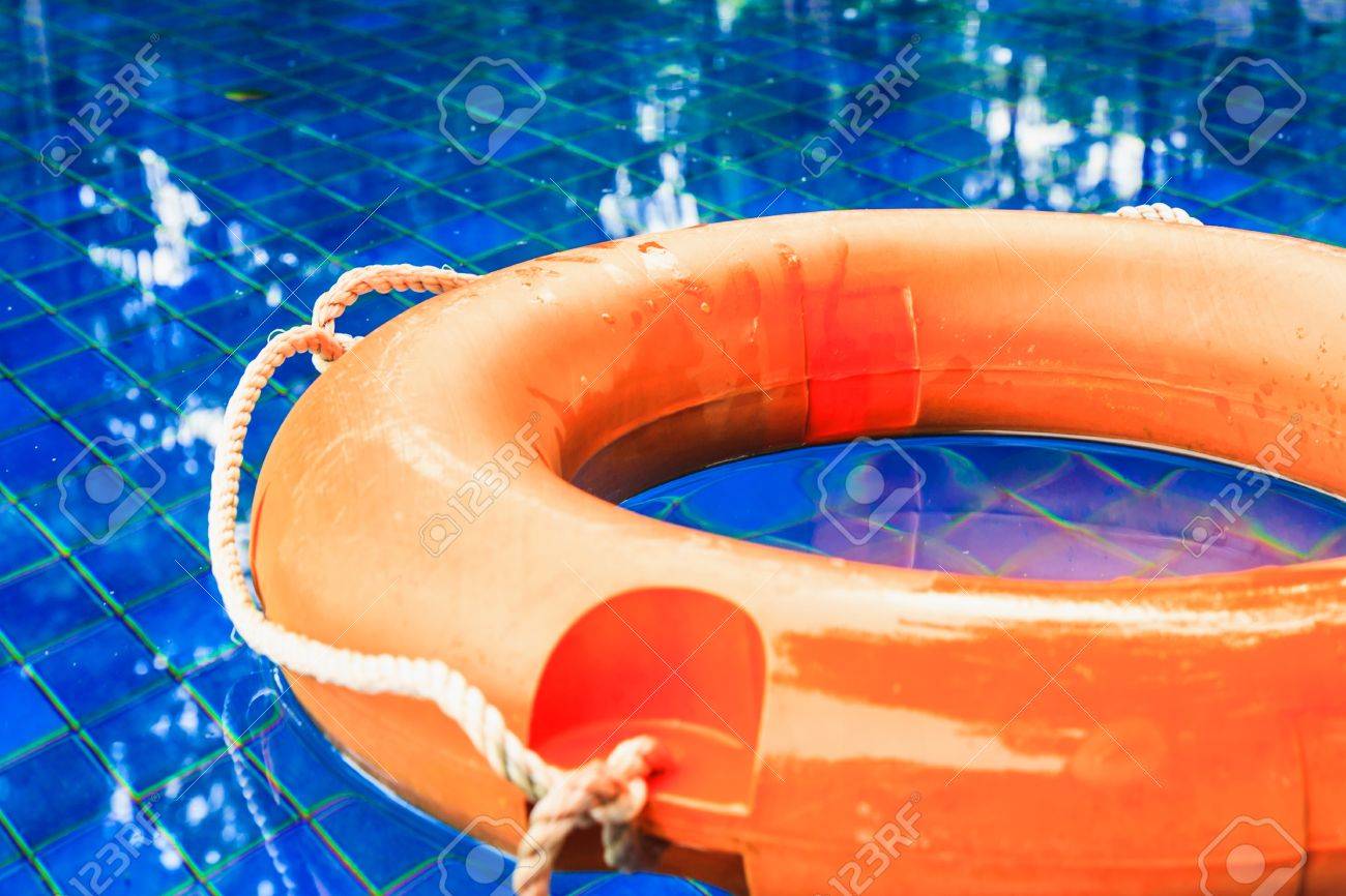 Flotador Natación En Piscina Con Agua Limpia Fotos, Retratos, Y Fotografía De Archivo Libres De Derecho. Image 22077875.