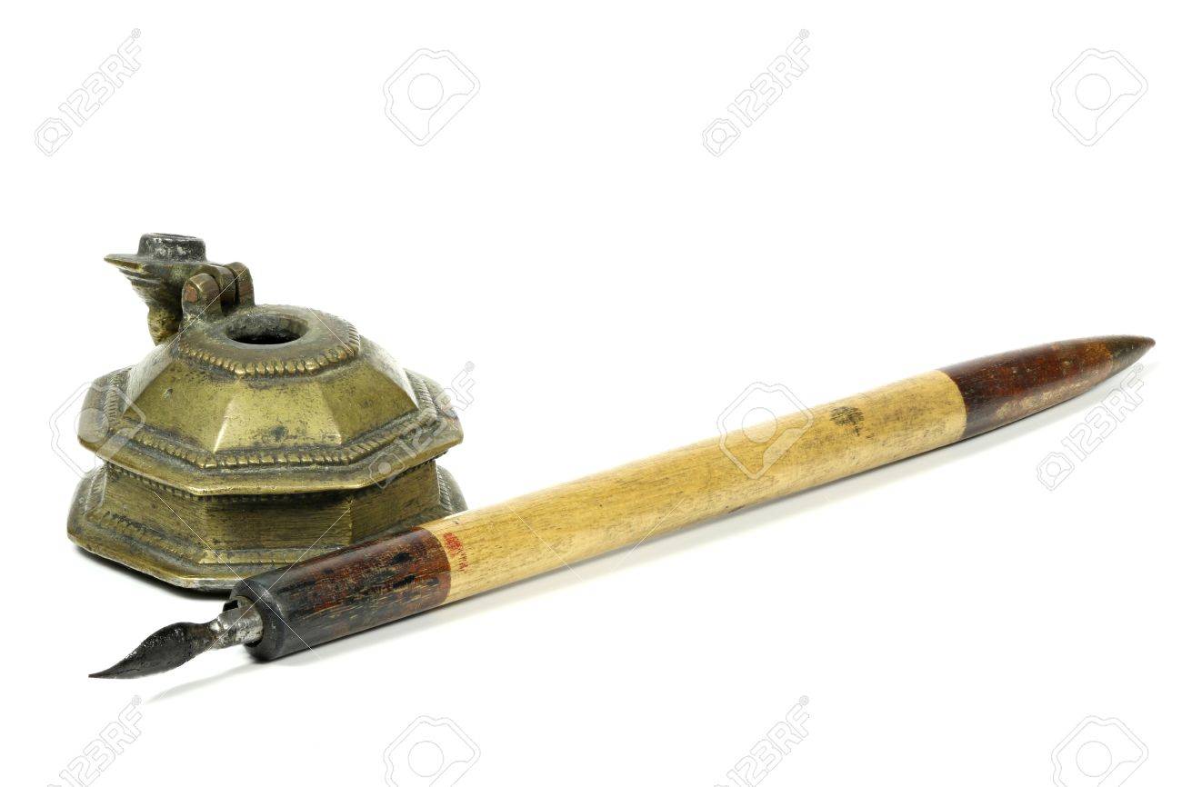 昔のつけペンとインク壺が白い背景で隔離 の写真素材・画像素材. Image 