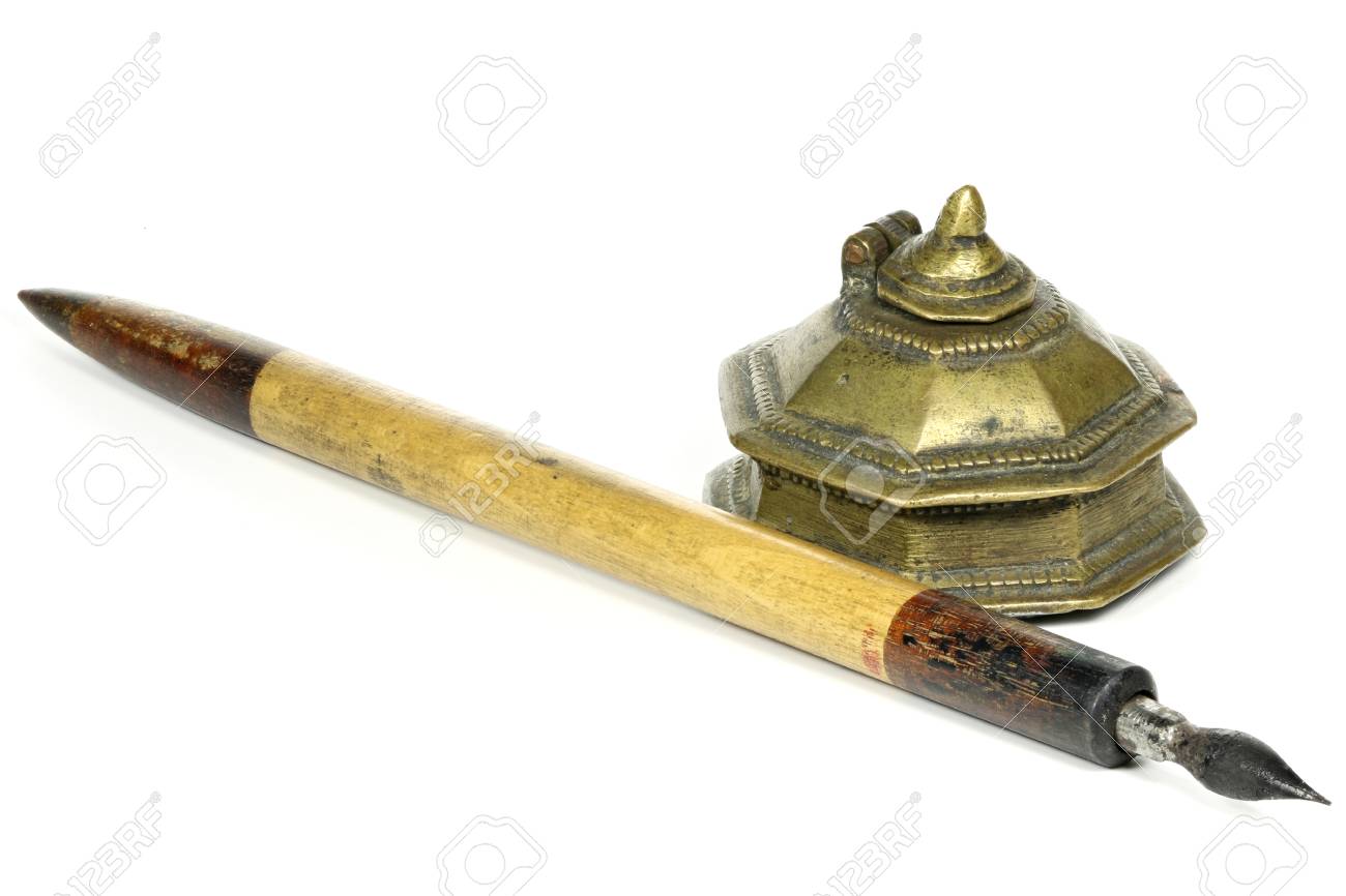 昔のつけペンとインク壺が白い背景で隔離 の写真素材 画像素材 Image