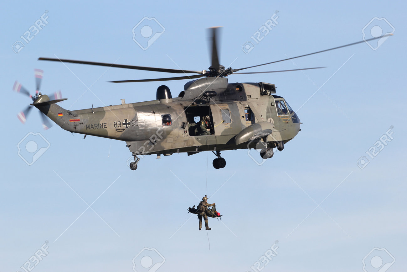 77863014-helic%C3%B3ptero-de-la-armada-alemana-westland-sea-king-mk-41-en-una-sesi%C3%B3n-de-ejercicios-de-b%C3%BAsqueda-y-rescate.jpg