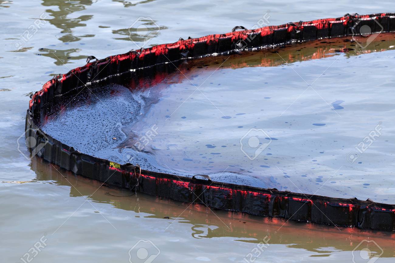 floating barrier to dam oil pollution - 103913162 floating barrier to dam oil pollution - 103913162