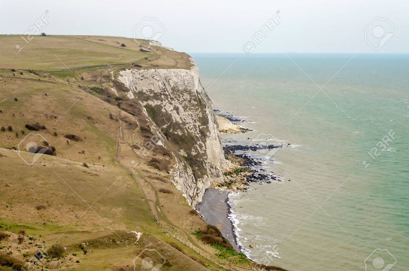 イギリス海峡の大陸ヨーロッパが直面しているドーバーの白い崖 の写真素材 画像素材 Image