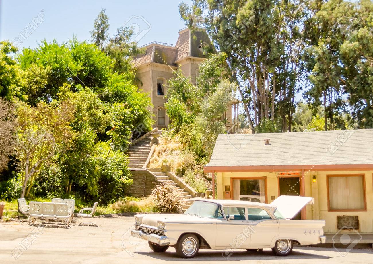 ハリウッド 8 月 28 日 映画 サイコ 12 年 8 月 28 日ハリウッドのユニバーサル スタジオでのセット ベイツ モーテルと 1960 年からヒッチコックの傑作特集マンション セットを示しています の写真素材 画像素材 Image