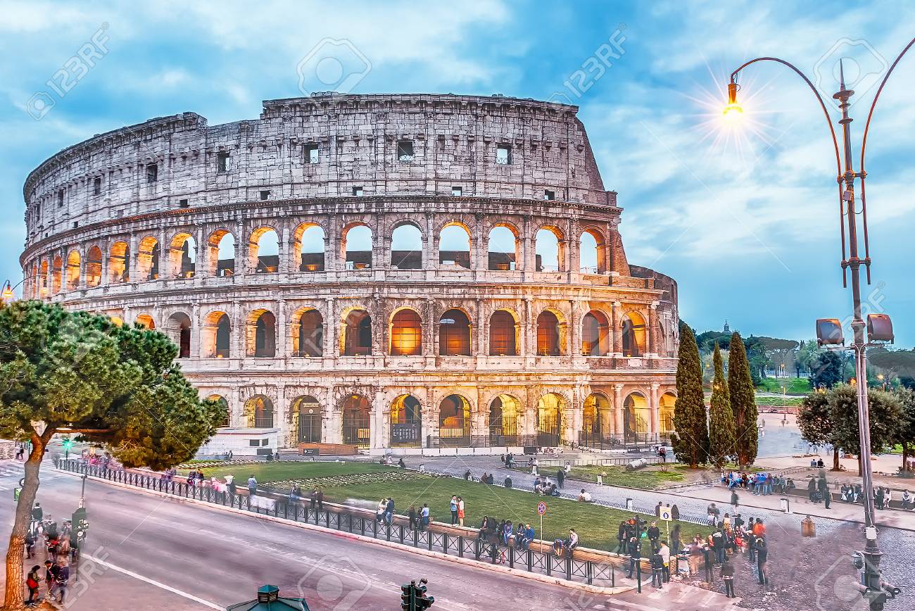 フラウィウス円形闘技場 別名夕暮れ時 イタリア ローマのコロッセオの外観 の写真素材 画像素材 Image