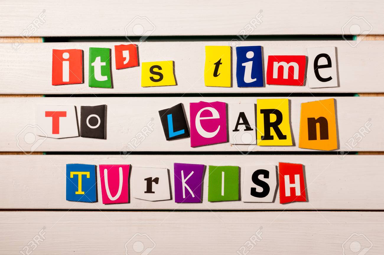 カラー マガジンの文字切り抜きで木の板に書かれて トルコ語を学ぶための時間です コンセプト イメージ の写真素材 画像素材 Image