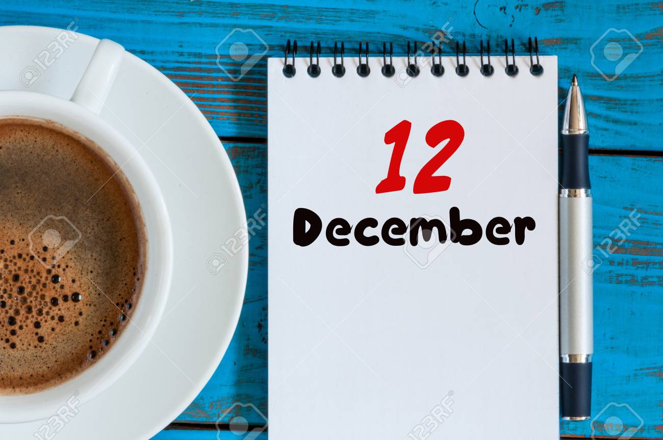 12 月 12 日 朝のコーヒー カップを持つフリーランサー職場背景にカレンダーの月の日 12 平面図です 冬時間 本文の空白 の写真素材 画像素材 Image