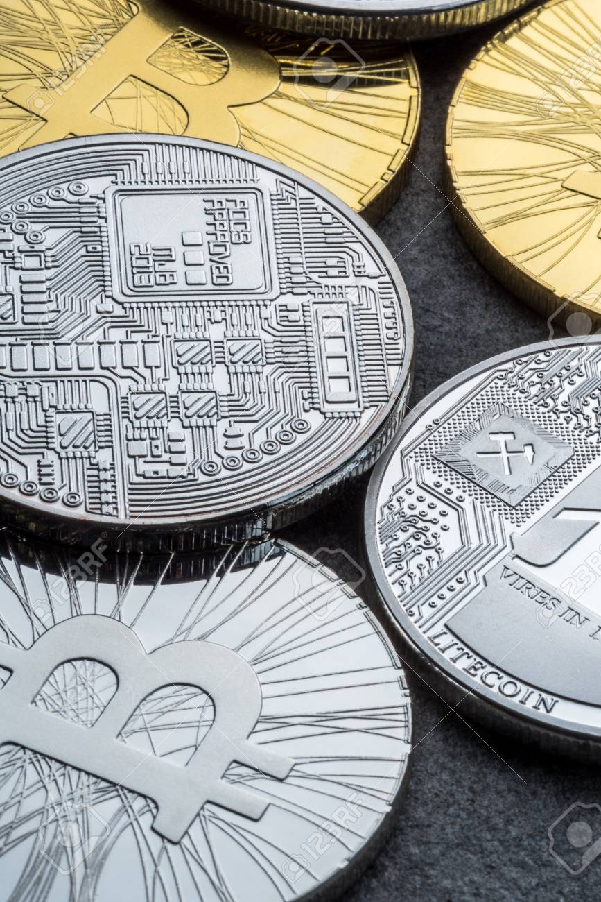 비트 코인과 알트 코인 암호 화폐, 흑백의 매크로 뷰 로열티 무료 사진, 그림, 이미지 그리고 스톡포토그래피. Image 98135403