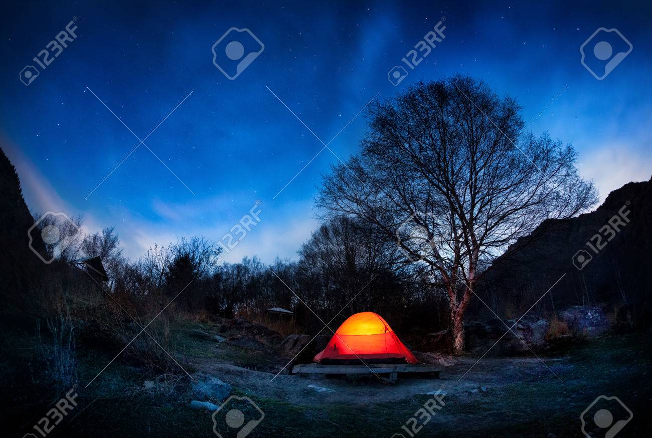 Tente Orange Dans La Vallée De Montagne à Bleu Ciel De La Nuit Avec Les étoiles Au Kazakhstan