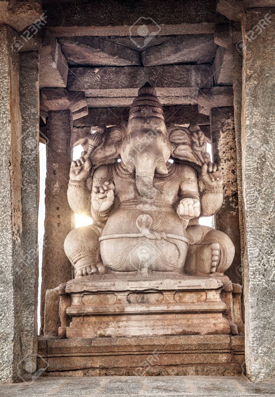 ハンピ カルナタカ インドの古代寺院のガネーシャ像 の写真素材 画像素材 Image