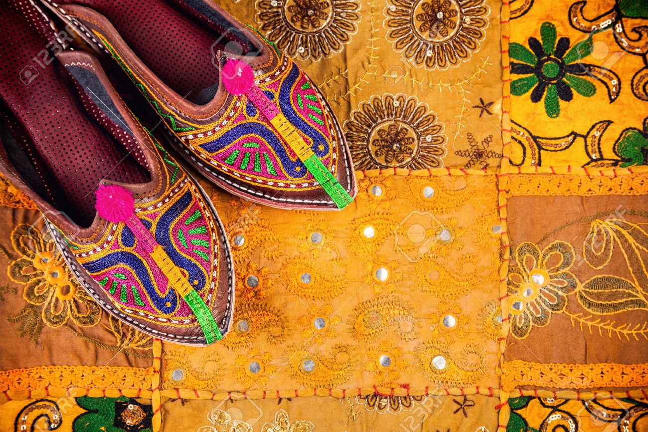 Bunten Ethnischen Schuhe Auf Gelben Rajasthan Polsterbezüge Bunten Ethnischen Schuhe Und Zigeunerband Auf Gelbem