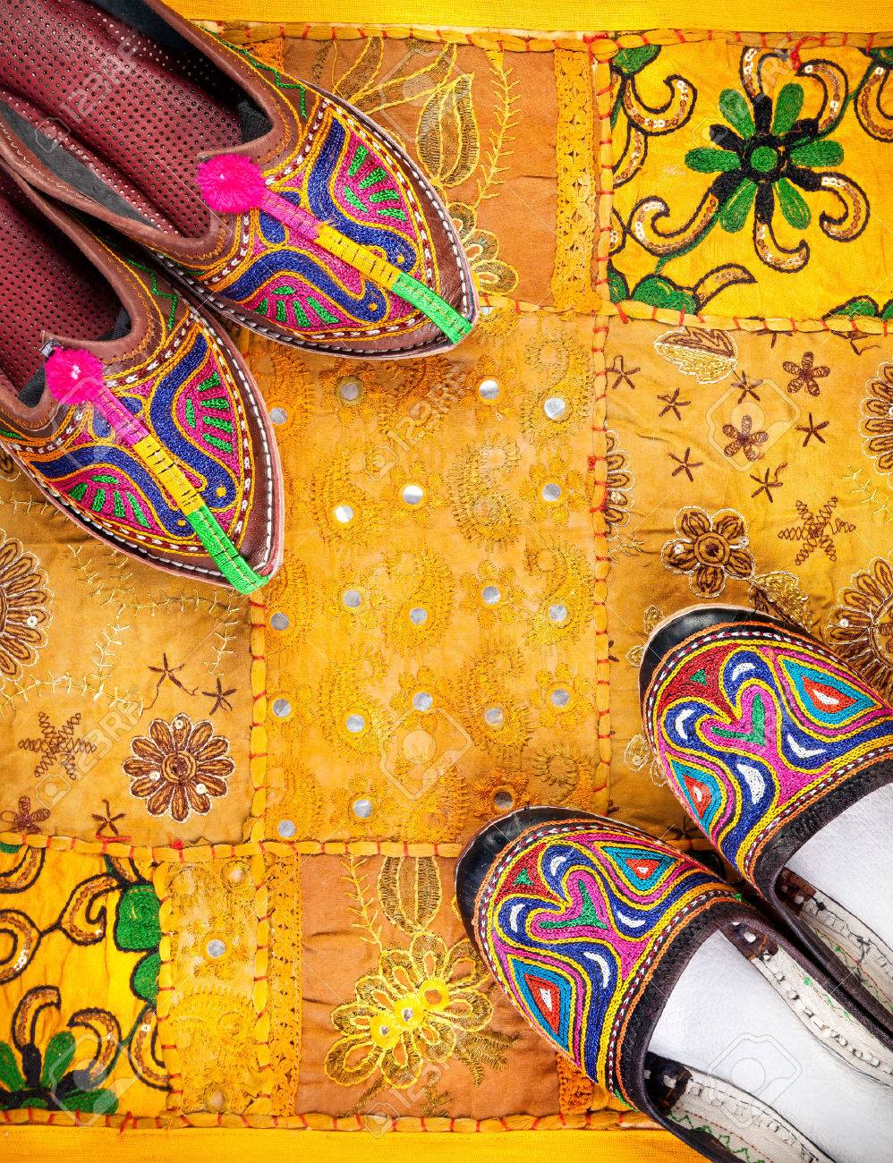 Bunten Ethnischen Schuhe Auf Gelben Rajasthan Polsterbezüge Bunten Ethnischen Schuhe Und Zigeunerband Auf Gelbem