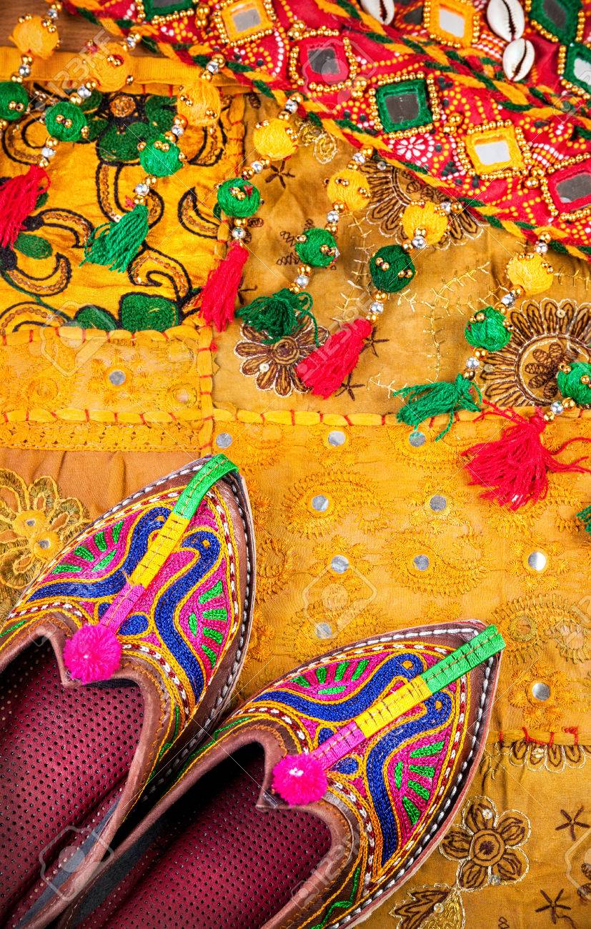 Bunten Ethnischen Schuhe Und Zigeunerband Auf Gelbem Bunten Ethnischen Schuhe Und Zigeunerband Auf Gelbem