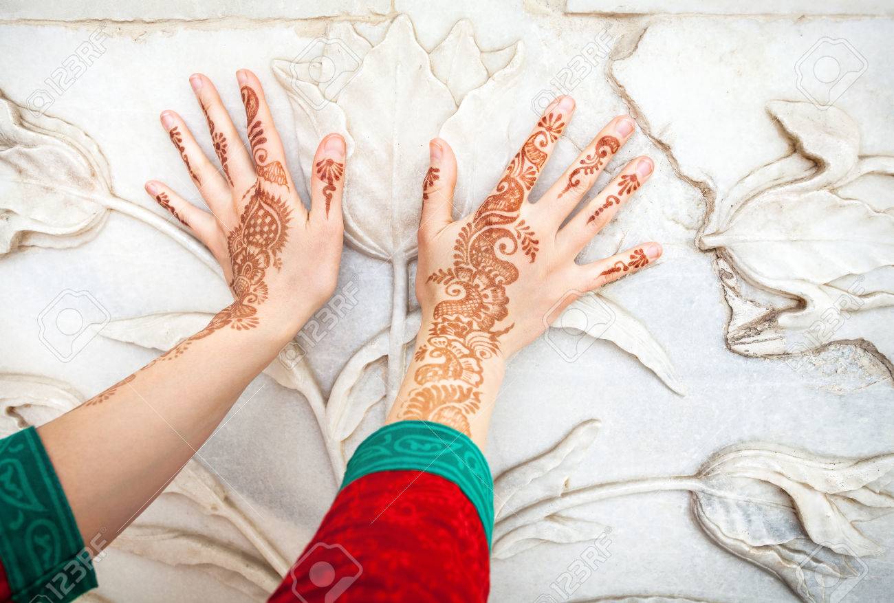 Mujer En Traje Rojo Indio Tocando La Pared De Marmol Blanco Con
