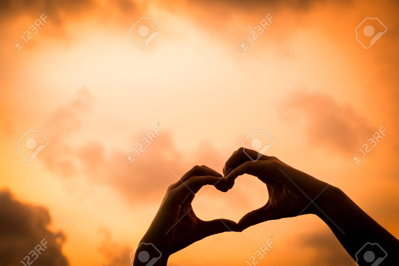 2 つの手が空にハートの形を作る の写真素材 画像素材 Image