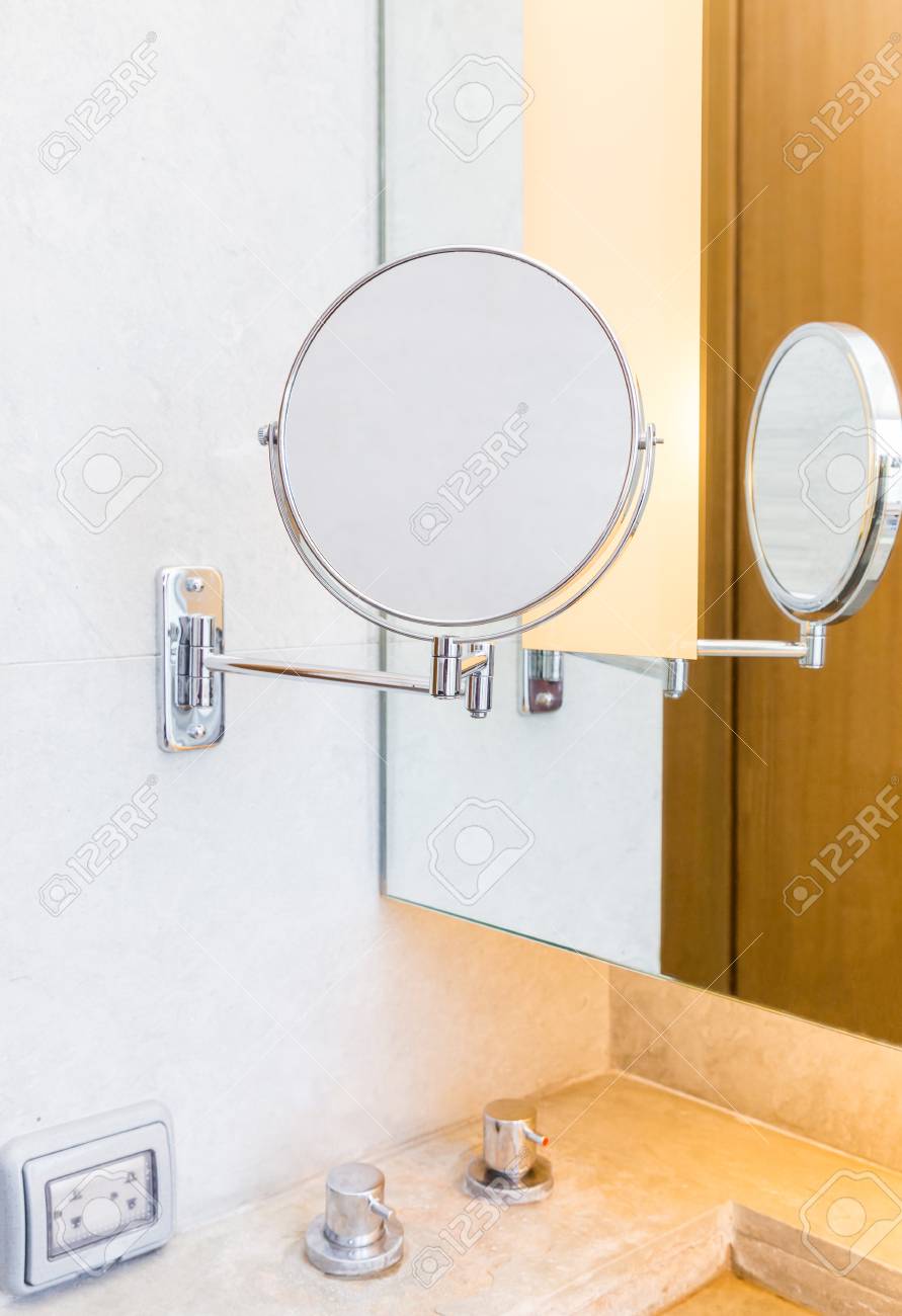 Runde Wandspiegel Fur Das Bad Lizenzfreie Fotos Bilder Und Stock Fotografie Image 41550407