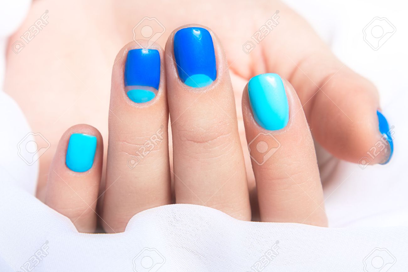 白い背景にラッカーの明るい部分と暗い色の青いマニキュア ネイル アート デザイン の写真素材 画像素材 Image