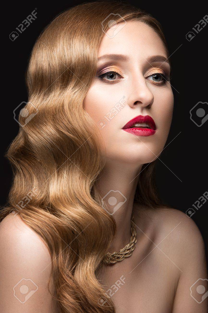 夕方化粧 赤い唇とカールの美しい女性 美容顔 灰色の背景のスタジオでの撮影 の写真素材 画像素材 Image 43879690