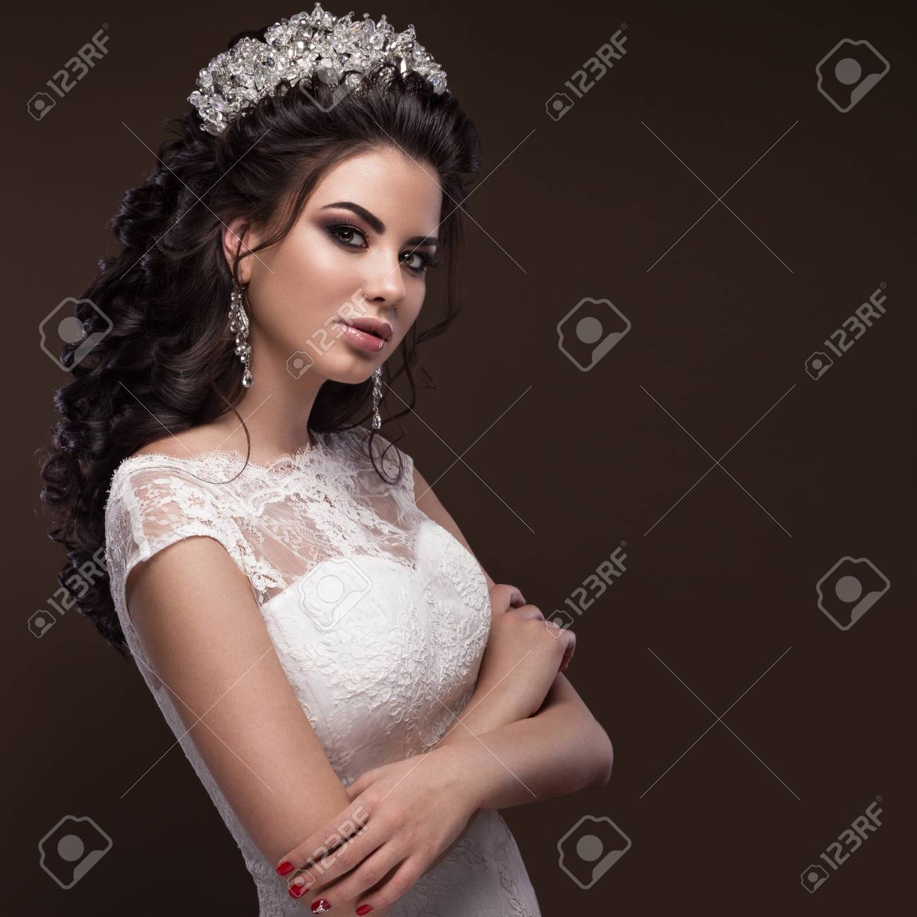 Chica Morena Hermosa En La Imagen De La Novia Arabe En Un Vestido De Novia Y Una Corona En La Cabeza Cara De La Belleza Imagen Tomada En El Estudio Fotos Retratos
