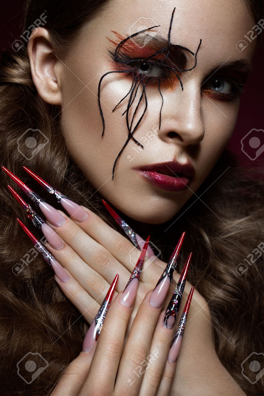 Retrato De La Mujer A Imagen De Araña Con Maquillaje Del Arte Creativo Y Las Uñas Largas. Diseño De Manicura, Belleza De La Cara. Las Fotos Tomadas En El Estudio Fotos, Retratos, Retrato De La Mujer A Imagen De Araña Con Maquillaje Del Arte Creativo Y Las Uñas Largas. Diseño De Manicura, Belleza De La Cara. Las Fotos Tomadas En El Estudio Fotos, Retratos,