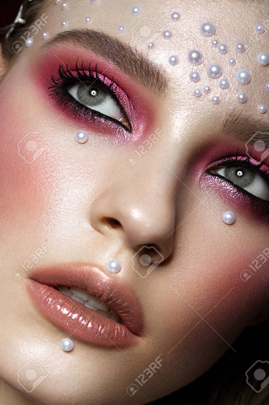 Pearl Makeup >> Beautiful Girl With Perfect Art Makeup And Pearl Beads Beauty Pearl Makeup >> Beautiful Girl With Perfect Art Makeup And Pearl Beads Beauty