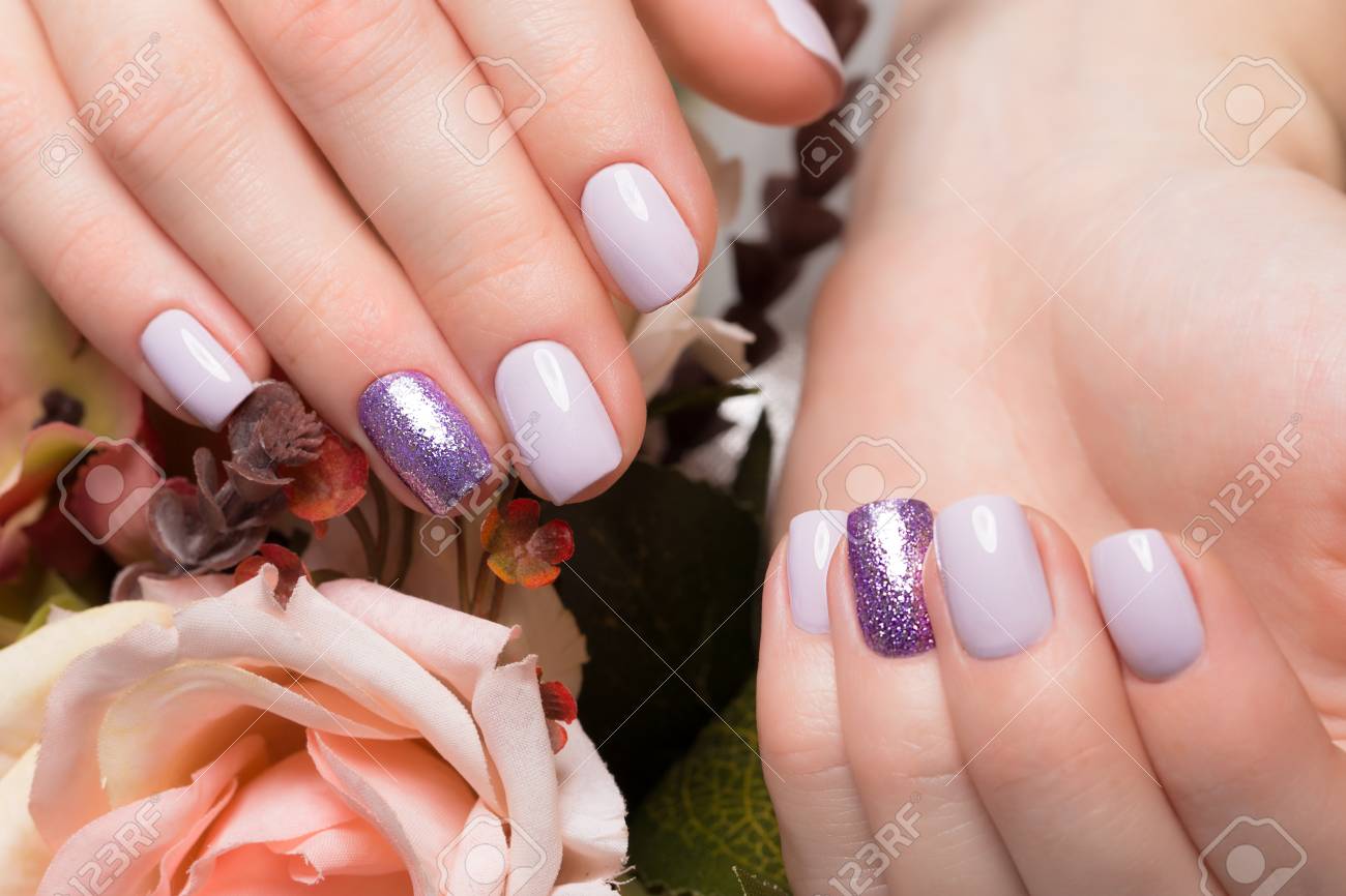 花の背景に女性に紫のきちんとしたマニキュアの手します ネイル デザイン の写真素材 画像素材 Image