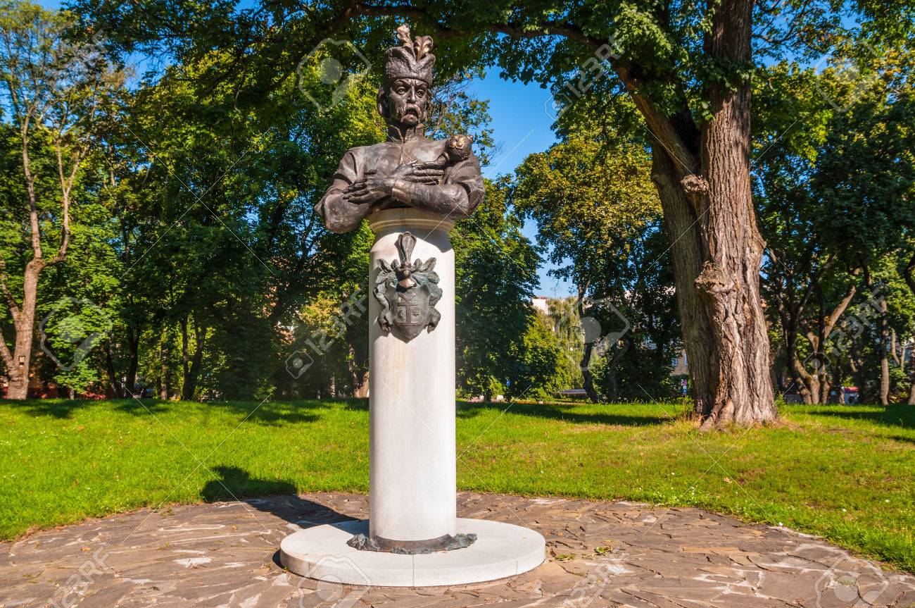 チェルニーヒウ ウクライナ 16 年 8 月 28 日 チェルニーヒウ ウクライナのヘーチマン マゼーパの記念碑 イヴァン マゼーパは 1687 1708 からの左銀行ウクライナのヘーチマン国と神聖ローマ帝国広告如 1707 1709 の王子のコサックの首長だった の写真