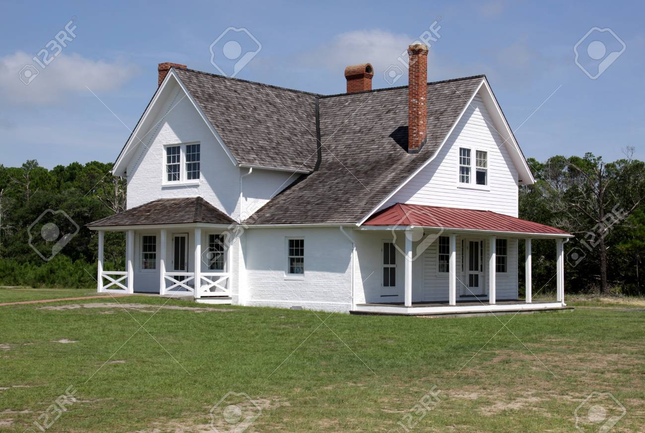 Ein Grosses Haus Im Kolonialstil Sitzen In Der Sonne Lizenzfreie Fotos Bilder Und Stock Fotografie Image 12971691