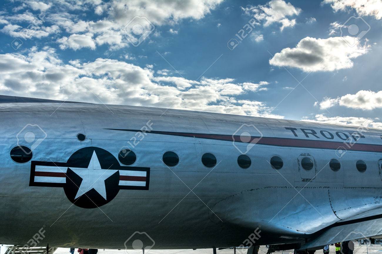ダグラス Dc 4 飛行機ベルリン テンペルホーフ空港に駐留 の写真素材 画像素材 Image ダグラス Dc 4 飛行機ベルリン テンペルホーフ空港に駐留 の写真素材 画像素材 Image