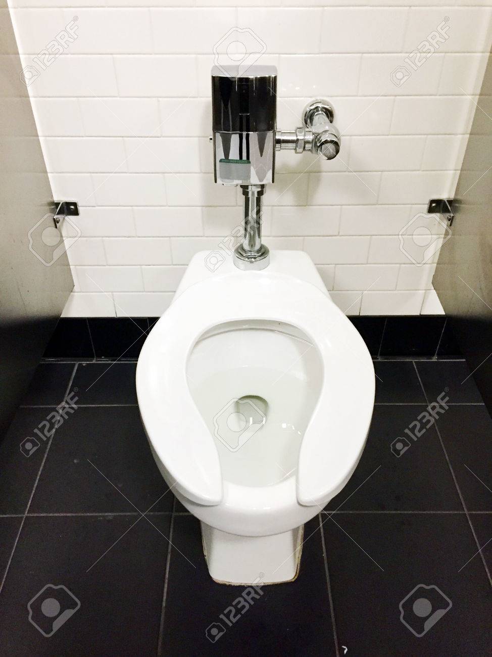 Leroy Merlin Meuble Salle De Bain Remix ~ toilettes blanches en stalle m tallique dans une salle de bain Leroy Merlin Meuble Salle De Bain Remix ~ toilettes blanches en stalle m tallique dans une salle de bain
