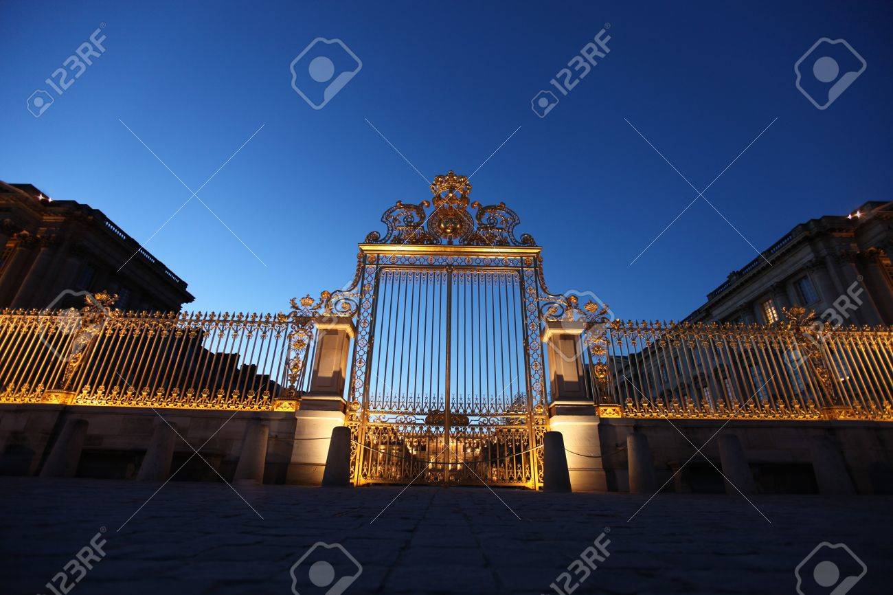 パリ フランス 12 年 1 月 15 日 夜 ベルサイユ宮殿入り口のイメージです Ch Teau ヴェルサイユ宮殿とも呼ばれます の写真素材 画像素材 Image パリ フランス 12 年 1 月 15 日 夜 ベルサイユ宮殿入り口のイメージです Ch Teau ヴェルサイユ宮殿とも呼ばれます の写真素材 画像素材 Image