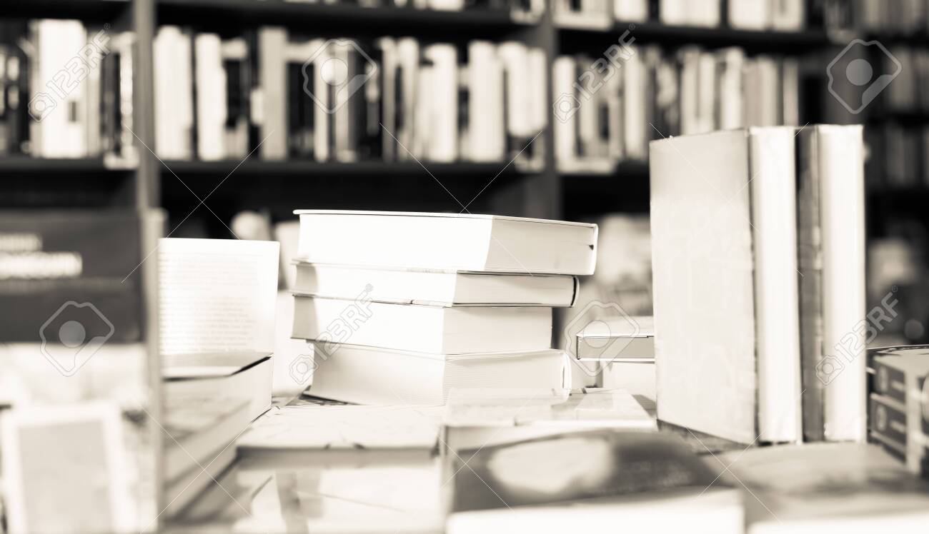 закрытая книга на столе. площадь книги лежащей на столе. стол «книга». книги лежат на полу. тетради и книги на столе.