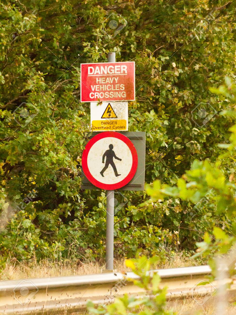 道路標識ポール危険の重い車の交差 エセックス イギリス イギリス の写真素材 画像素材 Image 道路標識ポール危険の重い車の交差 エセックス イギリス イギリス の写真素材 画像素材 Image