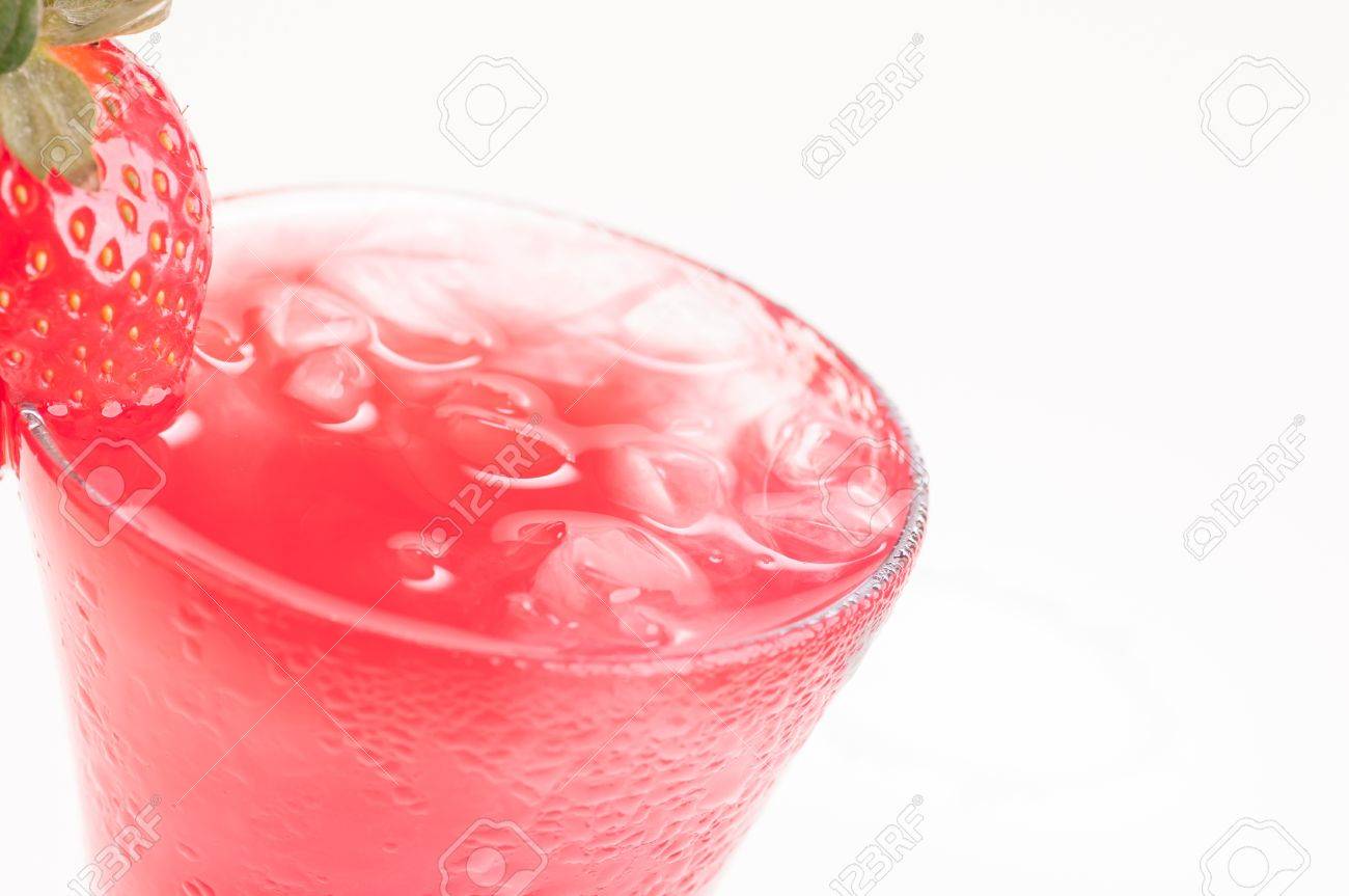 Strawberry Fizz Coctel Vista Superior De Cerca Hecha De Jugo De Fresa Ginebra Zumo De Limon Y Se Reponia Con Soda Y Adornado Con Una Fresa Fresca Fotos Retratos Imagenes Y Fotografia