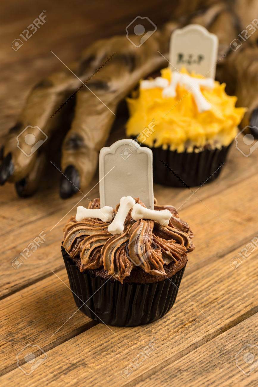 Halloween Gateau Et Une Main De Loup Garou Creepily Aller Pour Citrouille Gateau A L Arriere Plan Banque D Images Et Photos Libres De Droits Image