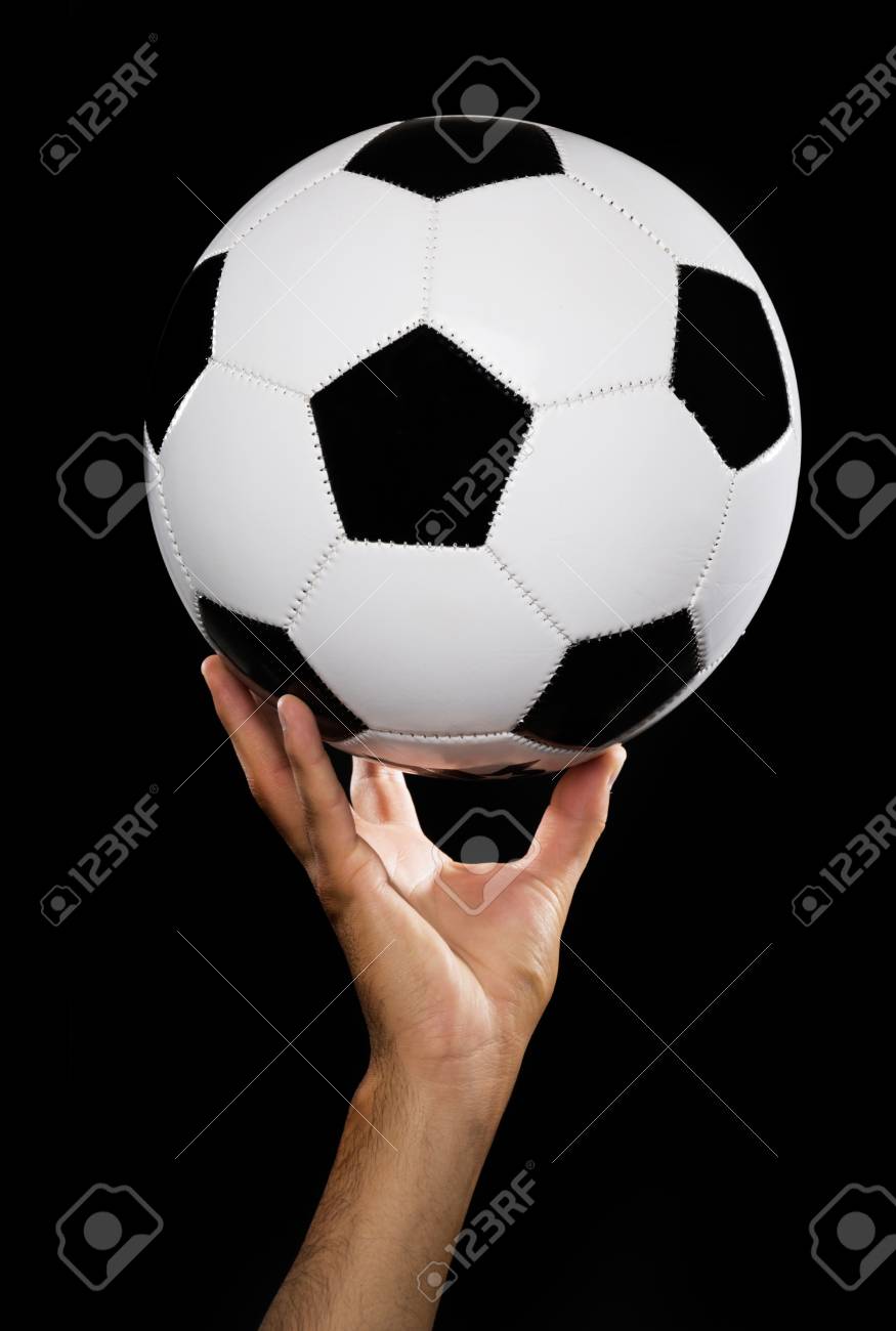 L Homme A La Main Avec Un Ballon De Football Noir Et Blanc Sur Fond Noir Banque D Images Et Photos Libres De Droits Image