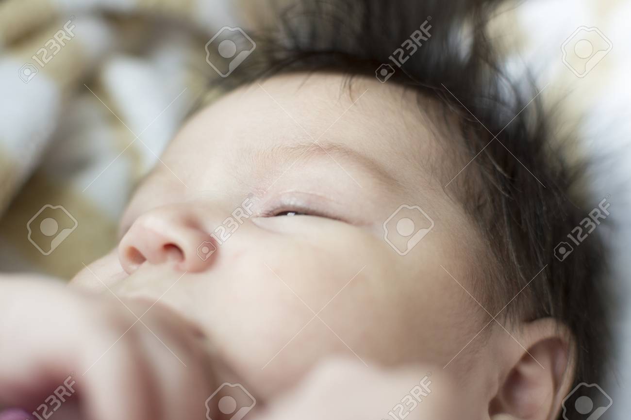 生まれたばかりの赤ちゃんの顔が半分の詳細 の写真素材 画像素材 Image 生まれたばかりの赤ちゃんの顔が半分の詳細 の写真素材 画像素材 Image