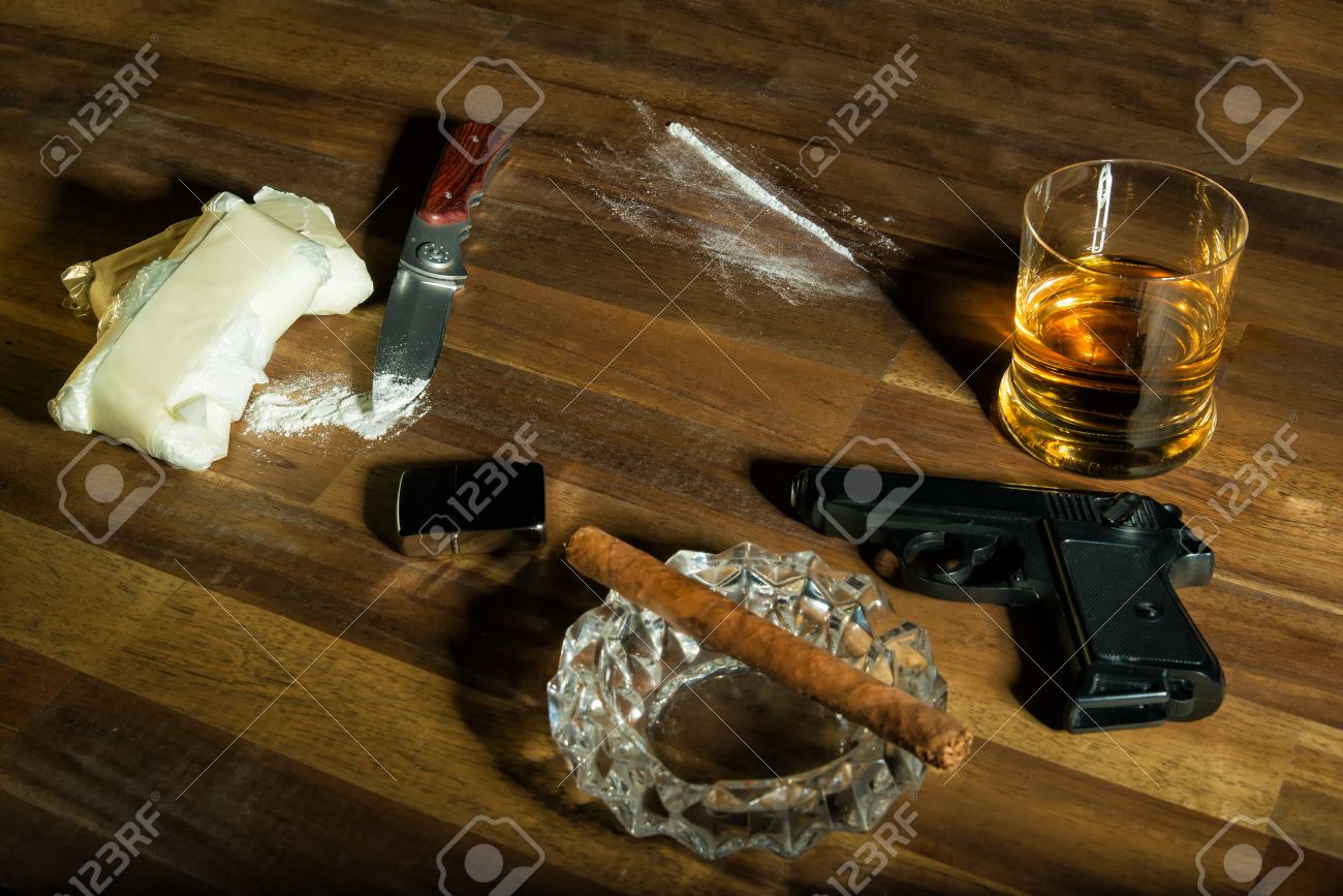 コカイン 葉巻 アルコールおよび銃 の写真素材 画像素材 Image コカイン 葉巻 アルコールおよび銃 の写真素材 画像素材 Image