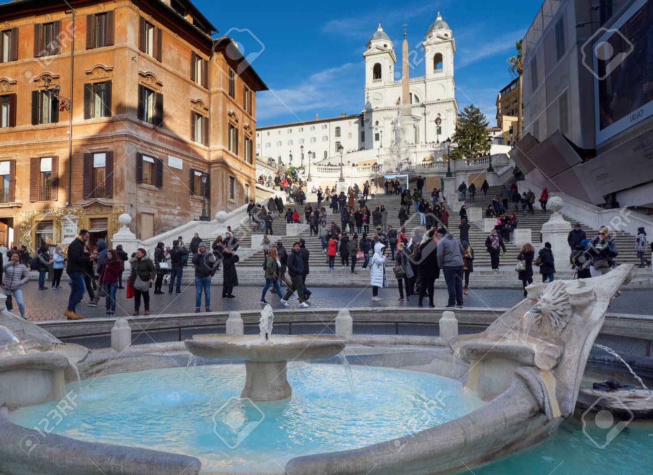 ピアッツァ ディ スパーニャのローマ イタリア 17年 1 月 スペイン階段 バルカッチャの噴水 の写真素材 画像素材 Image