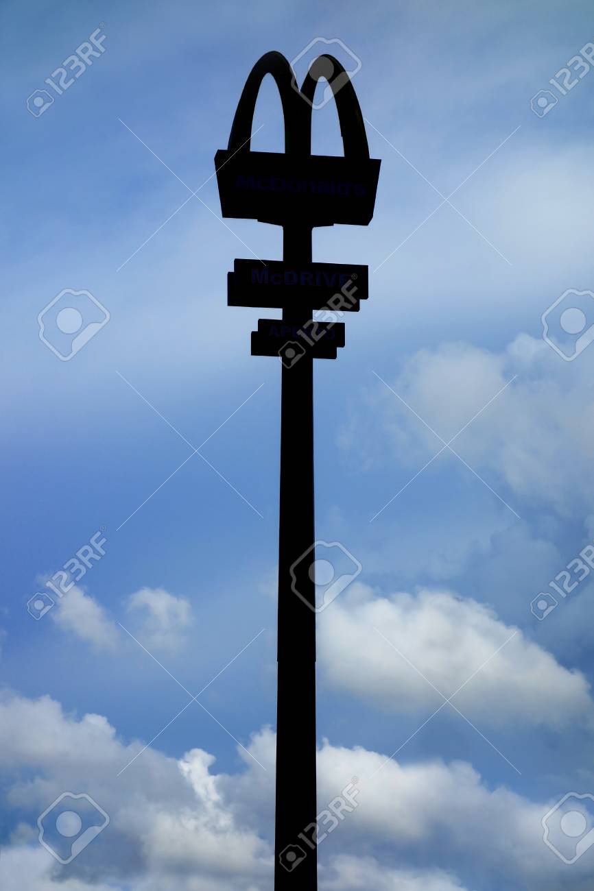 アプリリア イタリア 8月 15 青空に対するマックドナルドの看板のシルエット の写真素材 画像素材 Image