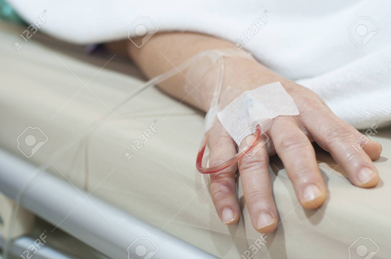 Fechar Uma Mão De Paciente Mulher De Meia Idade No Hospital Com Soro  Fisiológico Intravenoso Foto Royalty Free, Gravuras, Imagens e Banco de  fotografias. Image 68656754