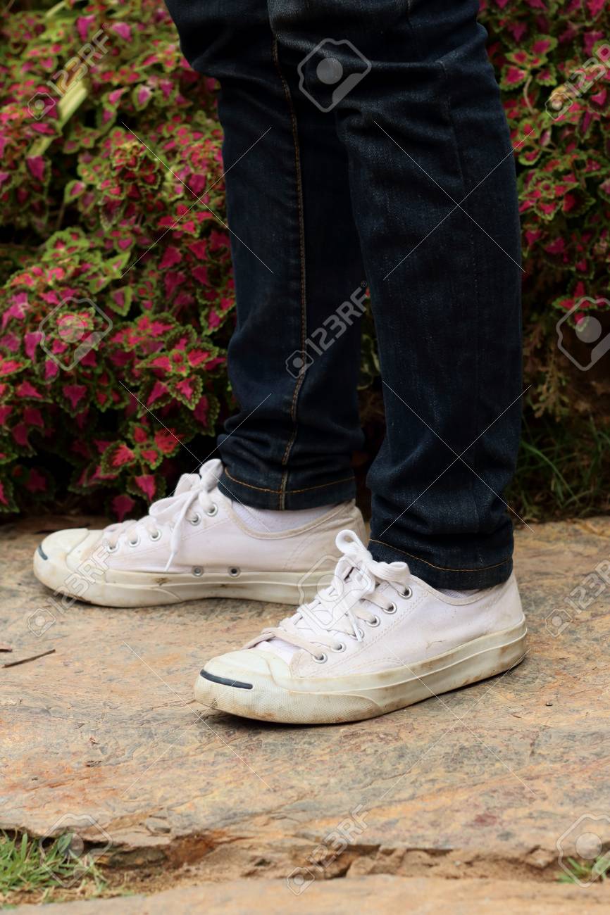 黒の背景にジーンズと白い靴 の写真素材 画像素材 Image