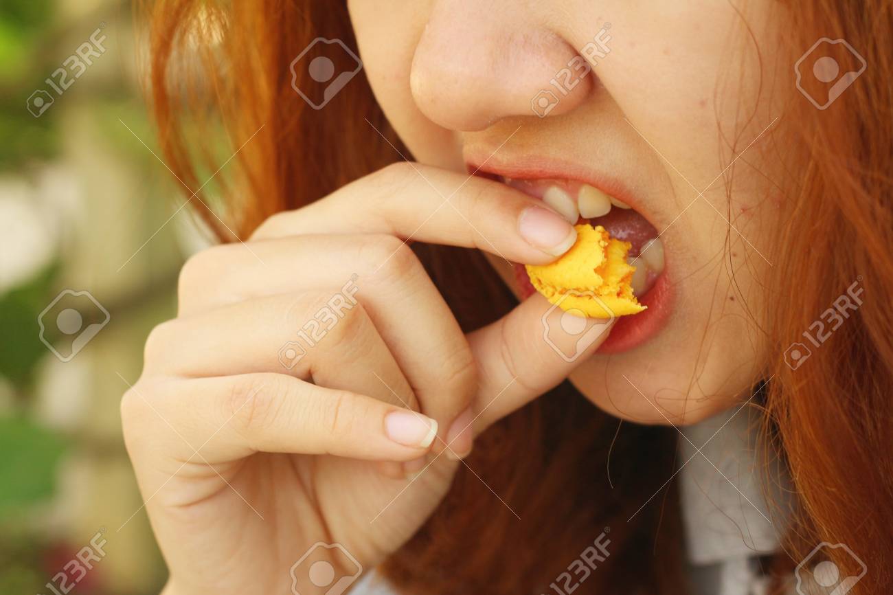 공원에서 마카롱을 먹는 여자. 로열티 무료 사진, 그림, 이미지 그리고 스톡포토그래피. Image 42738312