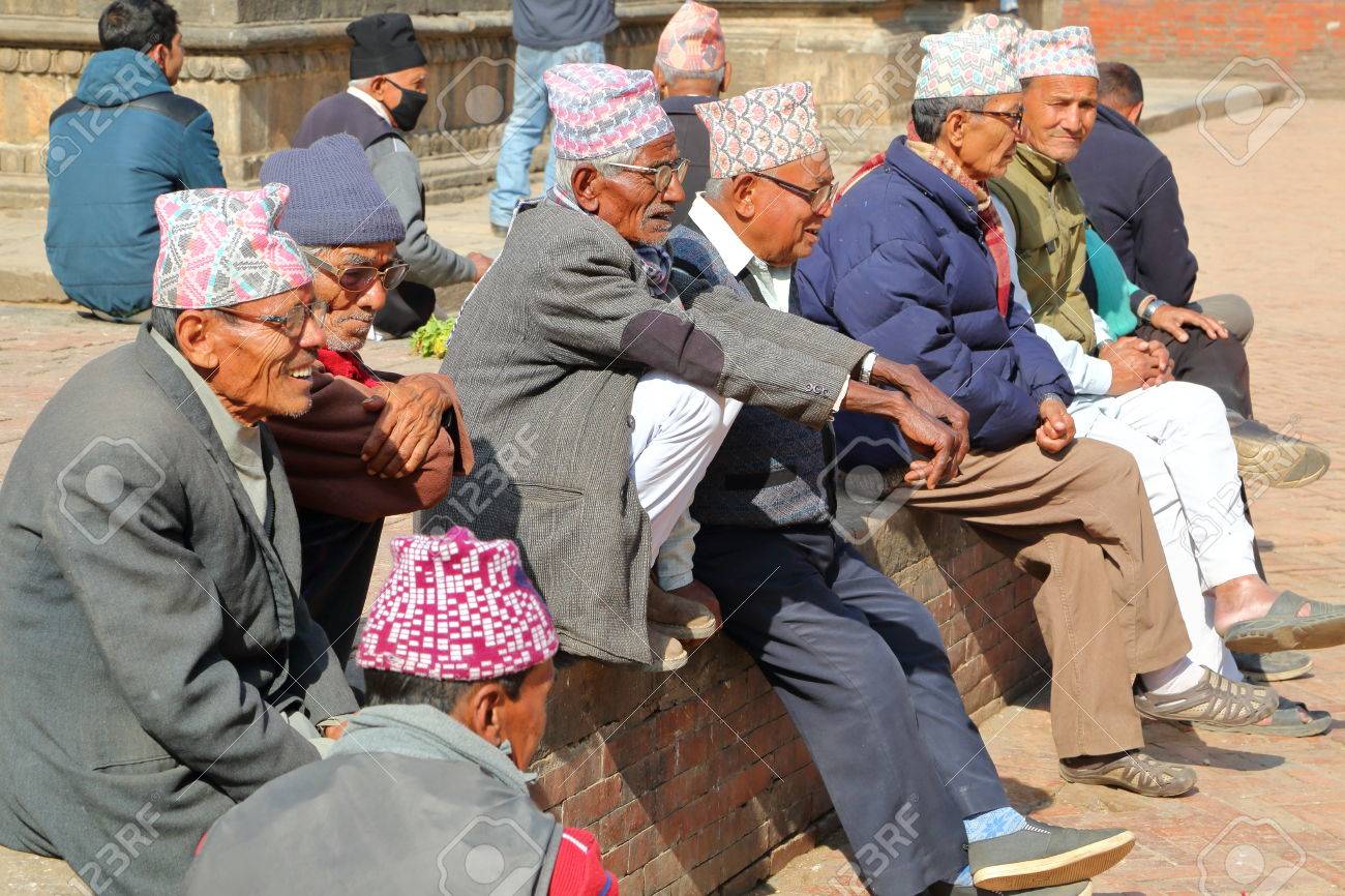 sjaj Težnja seoski Patan, Népal - 20 Décembre 2014: Hommes Népalais Rassemblant Et Portant Dhaka Topi (chapeau Népalais Traditionnel) à La Place Durbar Banque D'Images Et Photos Libres De Droits. Image 72350998. sjaj Težnja seoski Patan, Népal - 20 Décembre 2014: Hommes Népalais Rassemblant Et Portant Dhaka Topi (chapeau Népalais Traditionnel) à La Place Durbar Banque D'Images Et Photos Libres De Droits. Image 72350998.